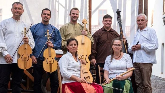  : 